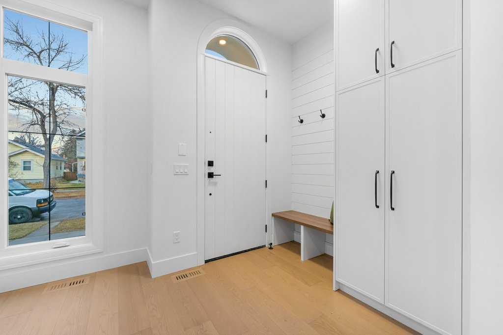 Picture for 321 18 Avenue NW