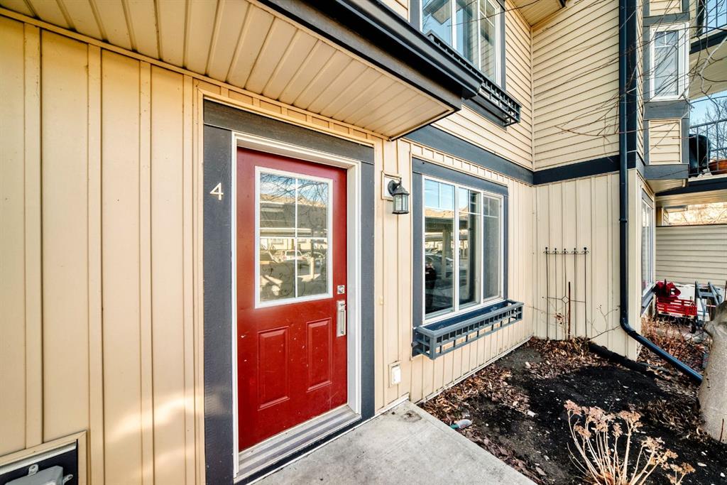 Picture for 4, 133 Copperpond Heights SE