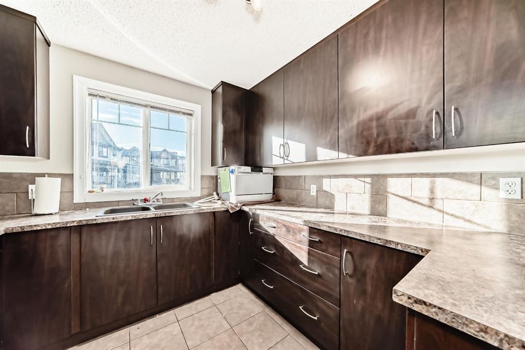 Picture for 4, 133 Copperpond Heights SE