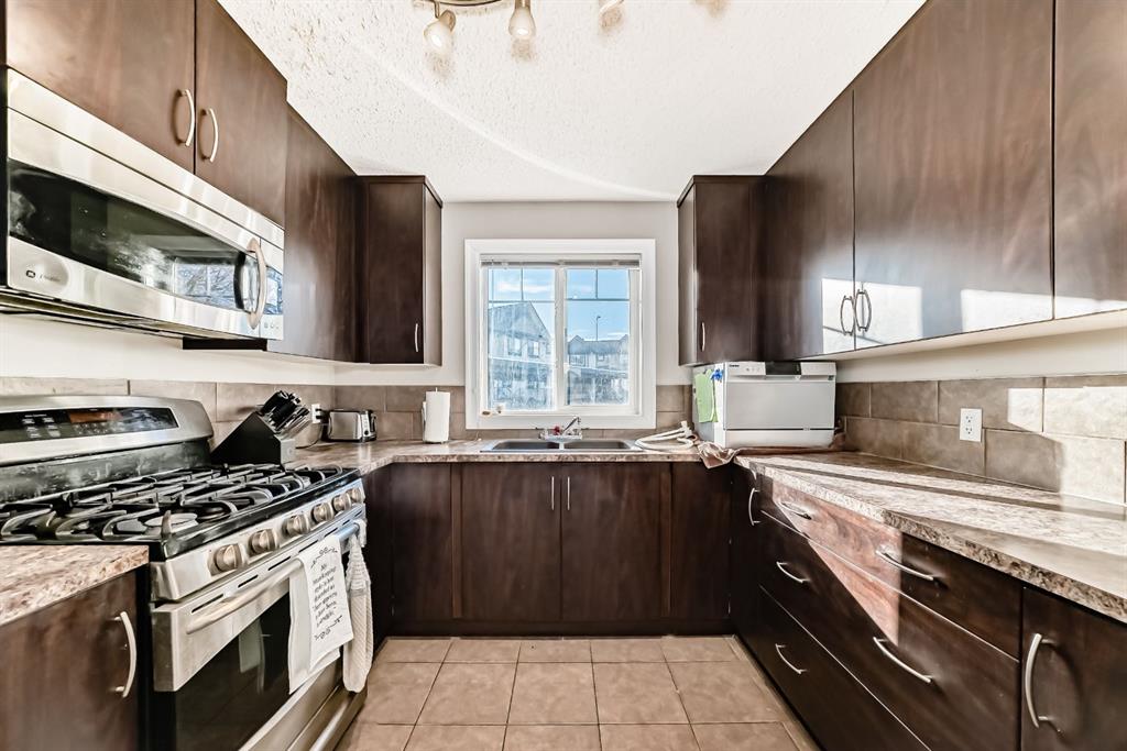 Picture for 4, 133 Copperpond Heights SE