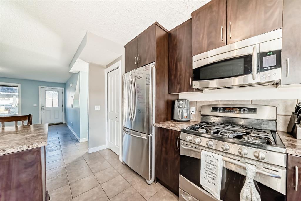 Picture for 4, 133 Copperpond Heights SE