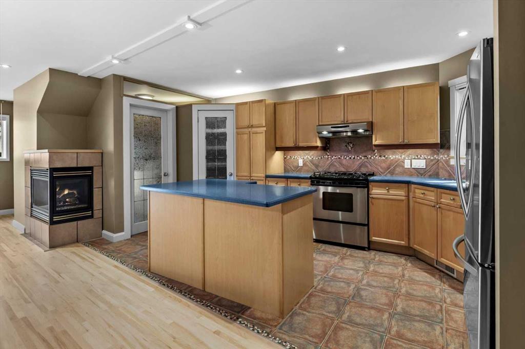 Picture for 415 28 Avenue NW