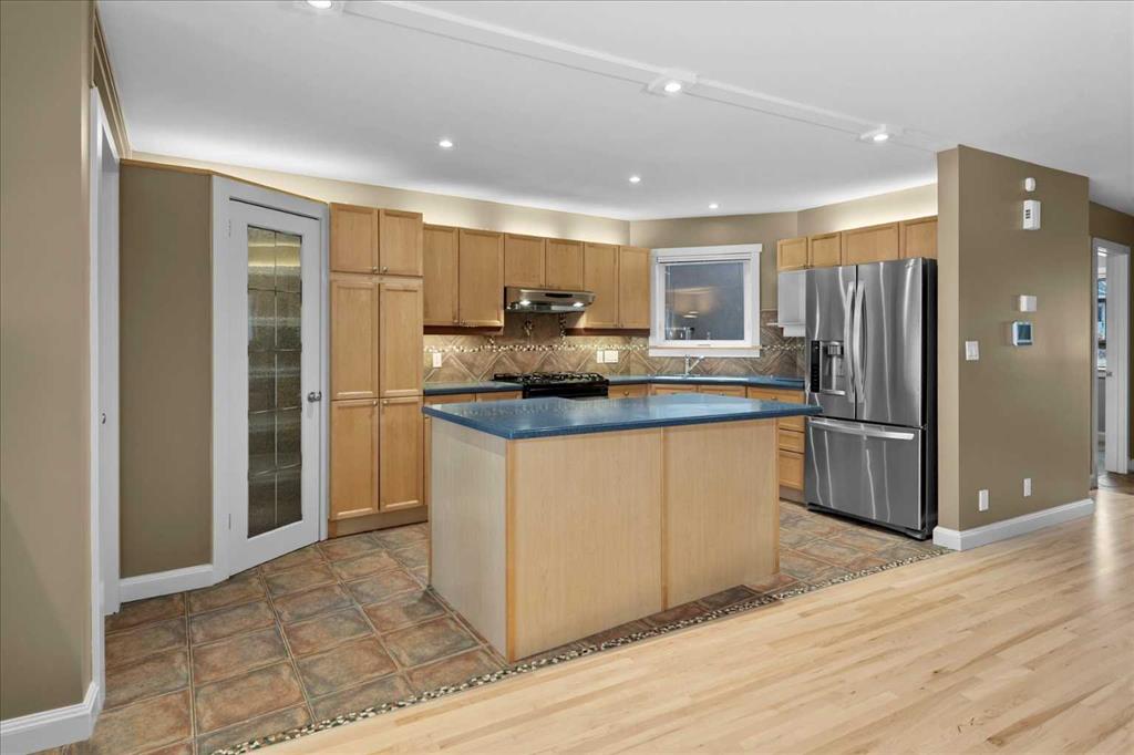 Picture for 415 28 Avenue NW