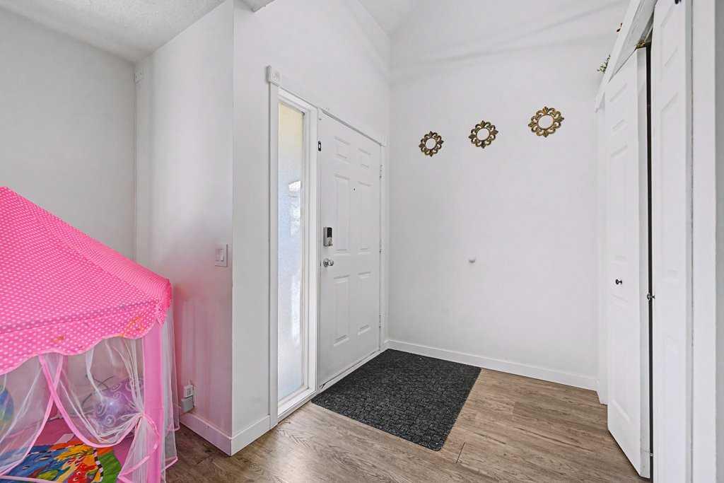 Picture for 332 Abinger Crescent NE