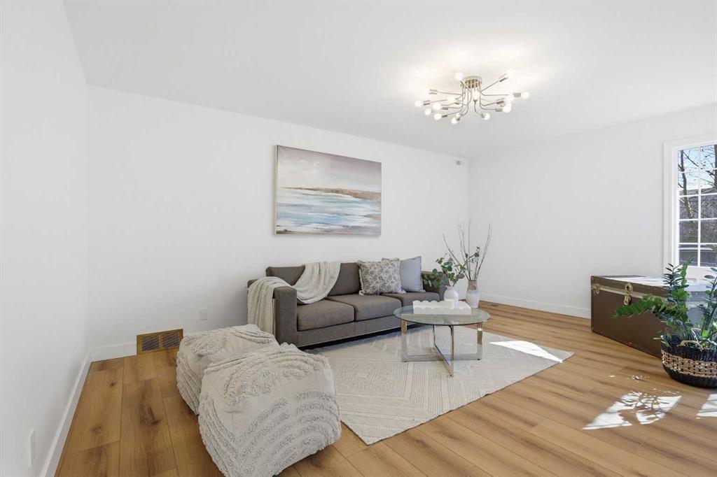 Picture for 431, Queen Charlotte Drive SE