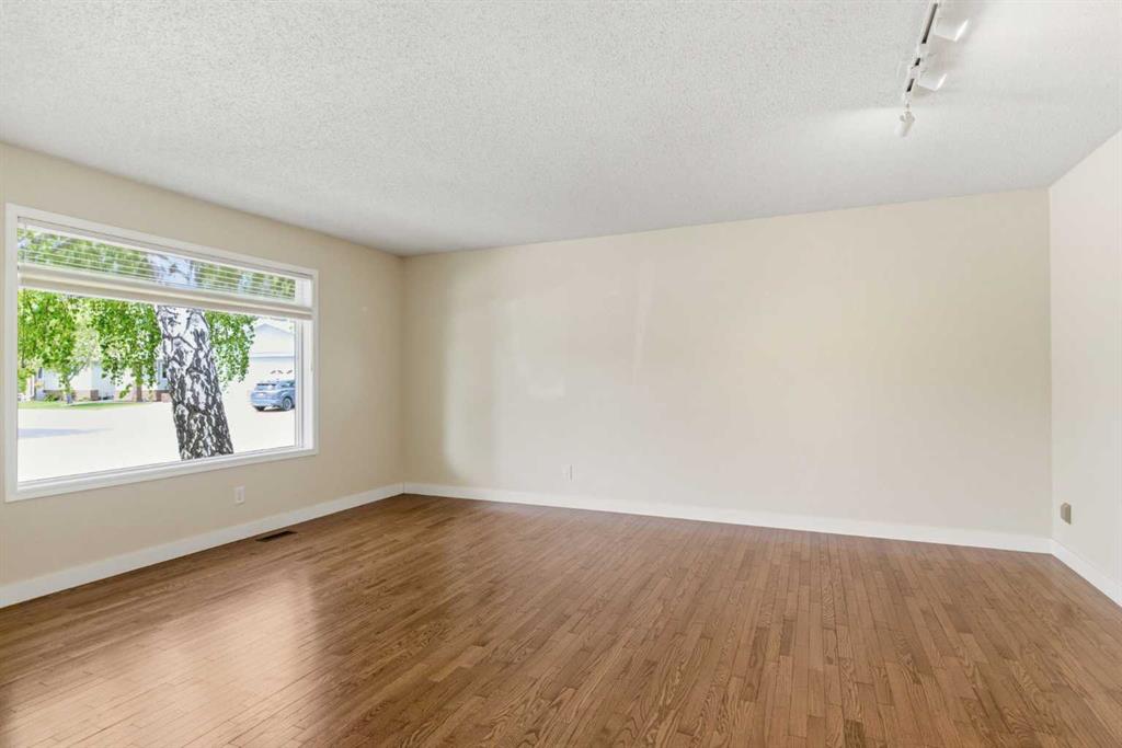 Picture for 34 Vandoos Gardens NW