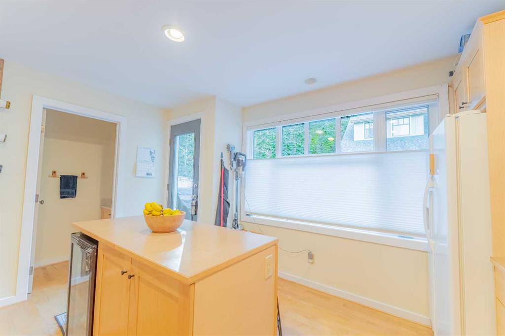 Picture for 1, 153 Cave Ave   https://www.cirrealty.ca/reb/creb/91/A2264891_18.jpg