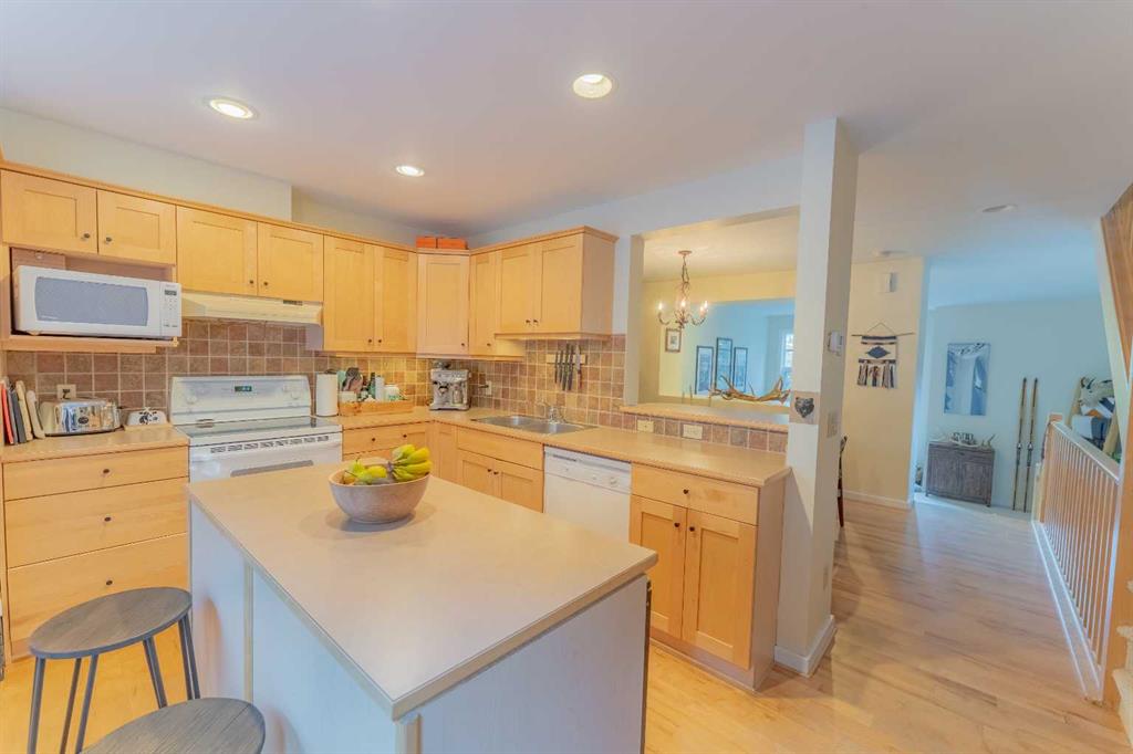 Picture for 1, 153 Cave Ave   https://www.cirrealty.ca/reb/creb/91/A2264891_20.jpg