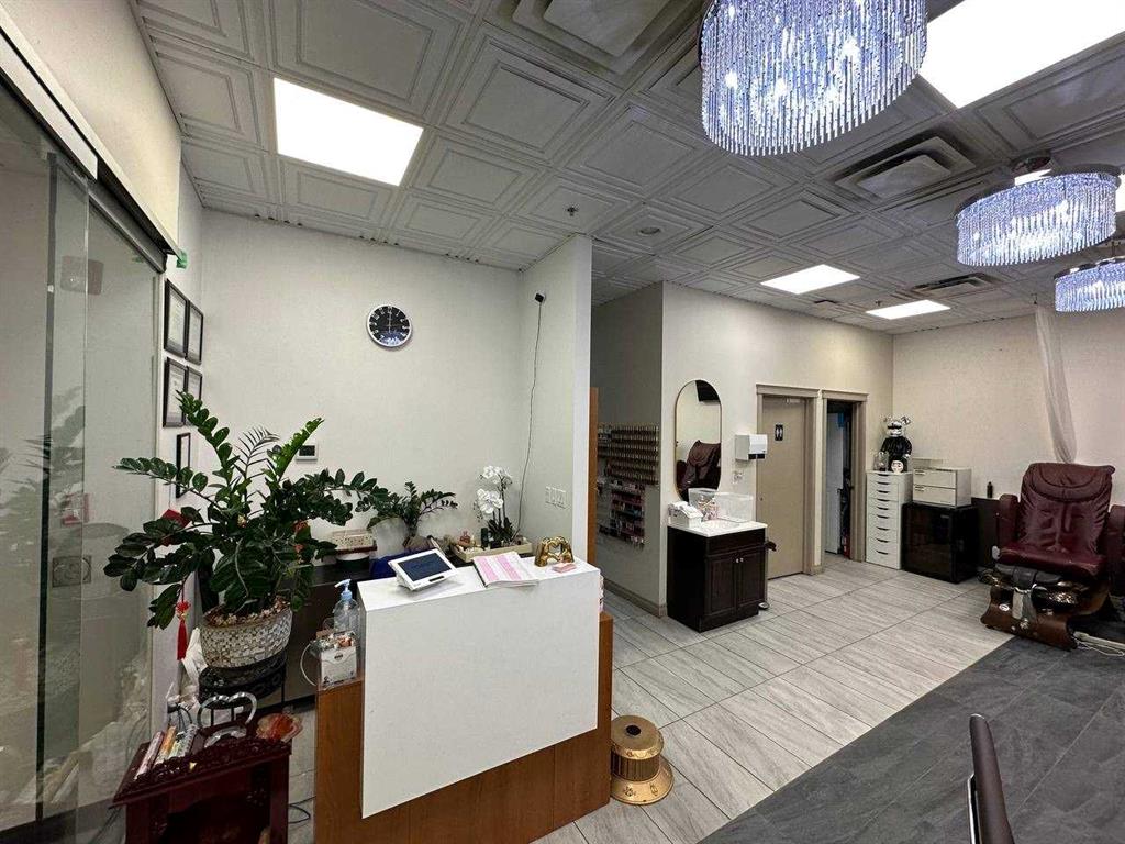 Picture for 222, 1632 14 Avenue NW