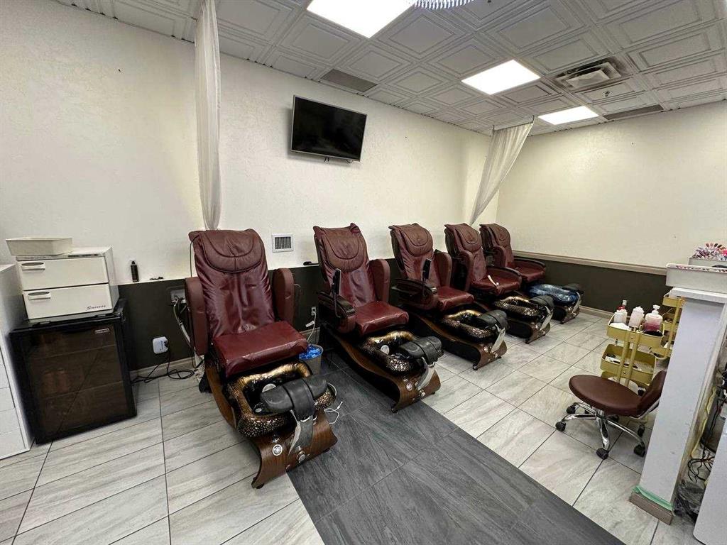 Picture for 222, 1632 14 Avenue NW