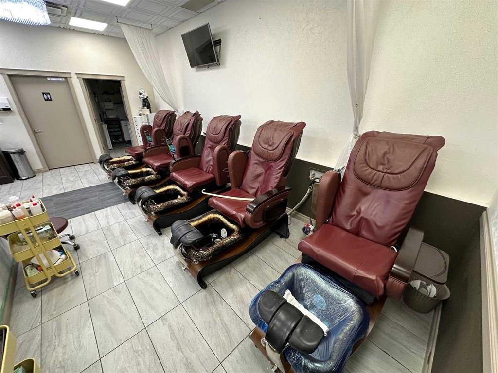 Picture for 222, 1632 14 Avenue NW