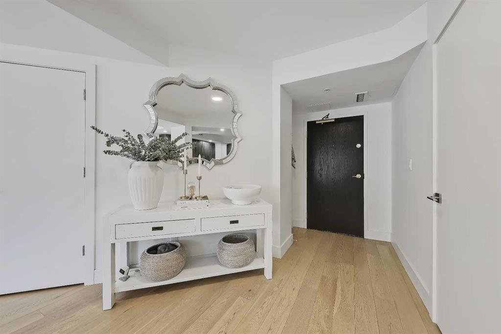 Picture for 902, 200 La Caille Place SW