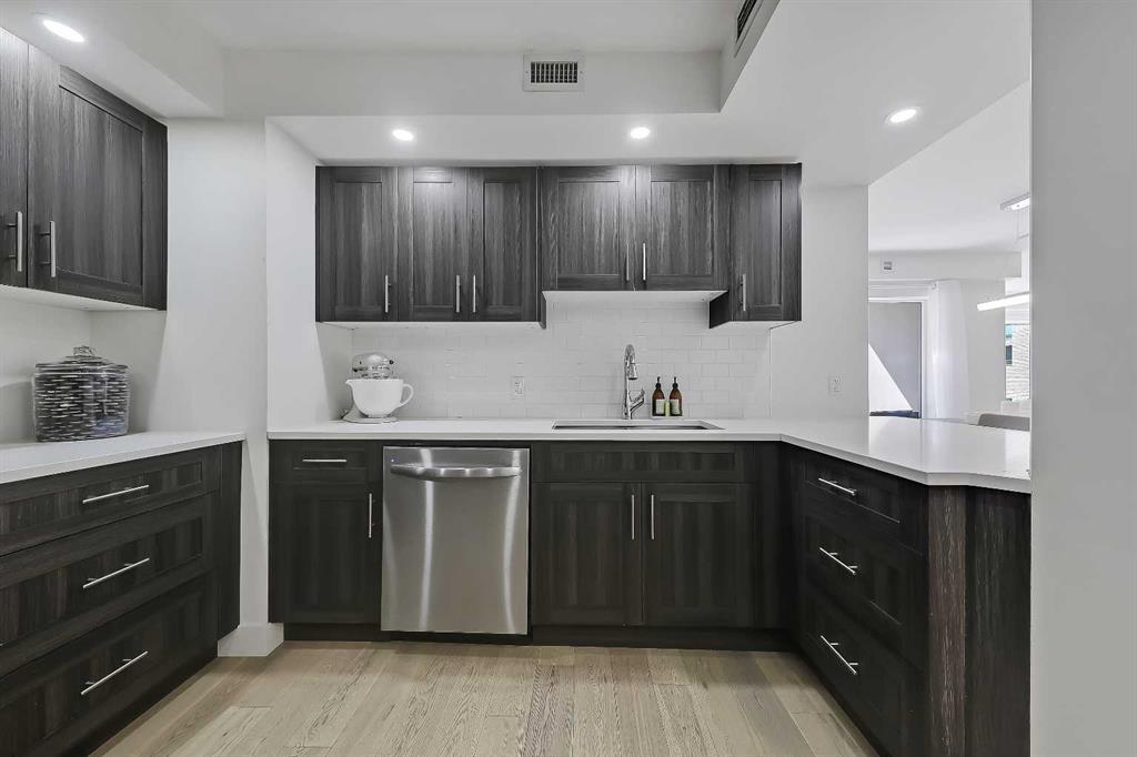 Picture for 902, 200 La Caille Place SW