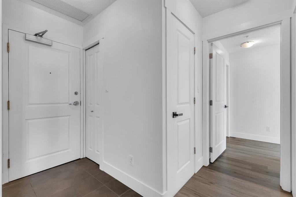 Picture for 2004, 77 Spruce Place SW