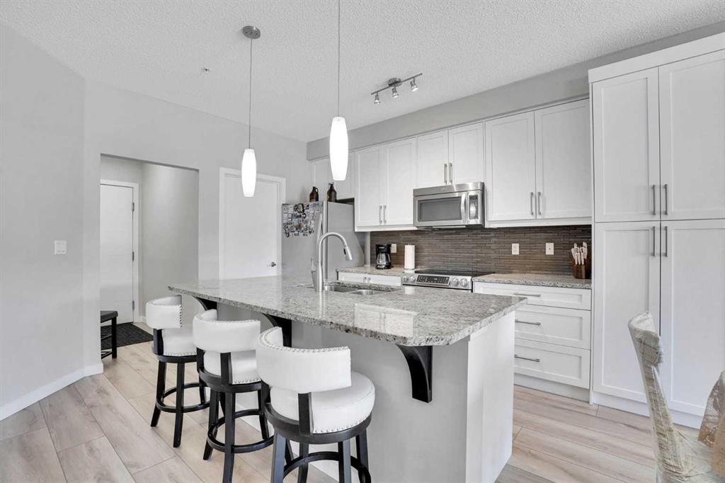 Picture for 208, 402 Marquis Lane SE