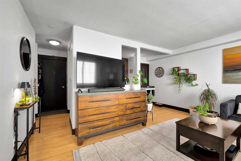 Picture for 305, 2417 17 Street SW