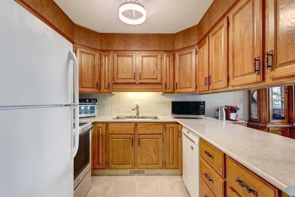 Picture for 30, 118 Strathcona Road SW