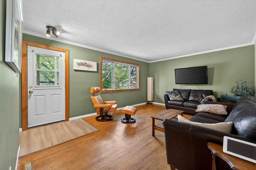 Picture for 1632 Robson Crescent SE
