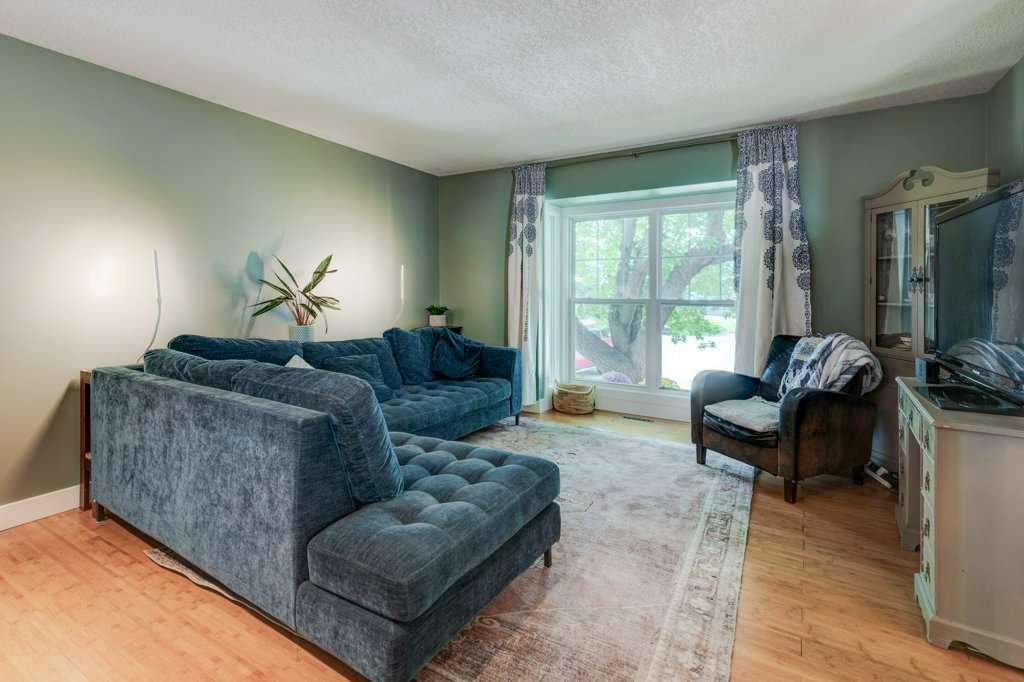 Picture for 39 Shawglen Place SW