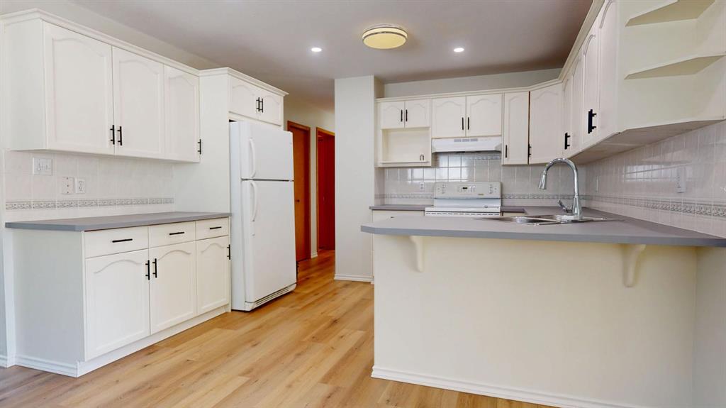 Picture for 53 Collins Crescent SE
