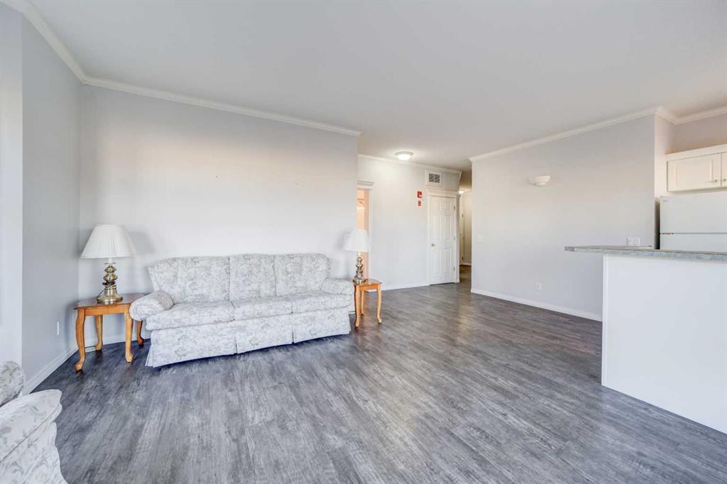 Picture for 103, 6 Skyline Crescent  https://www.cirrealty.ca/reb/ldar/1/A2265771_21.jpg