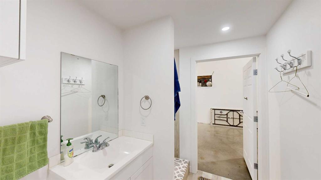 Picture for 5, 3954 30 Street N