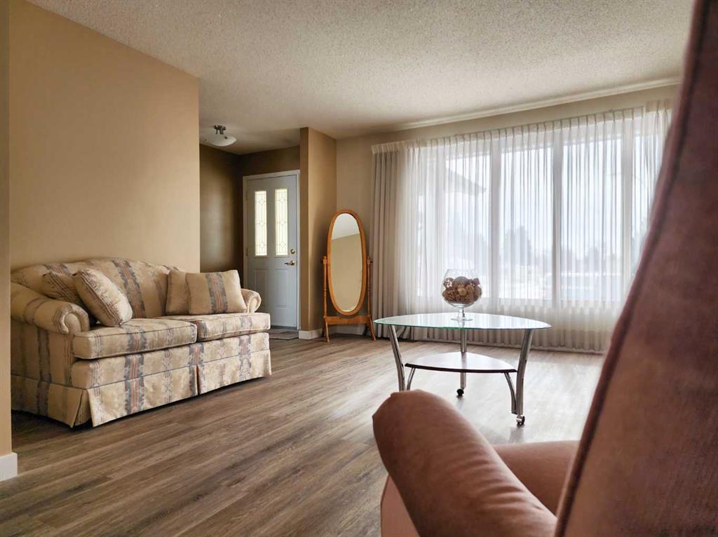 Picture for 15 Elm Crescent S