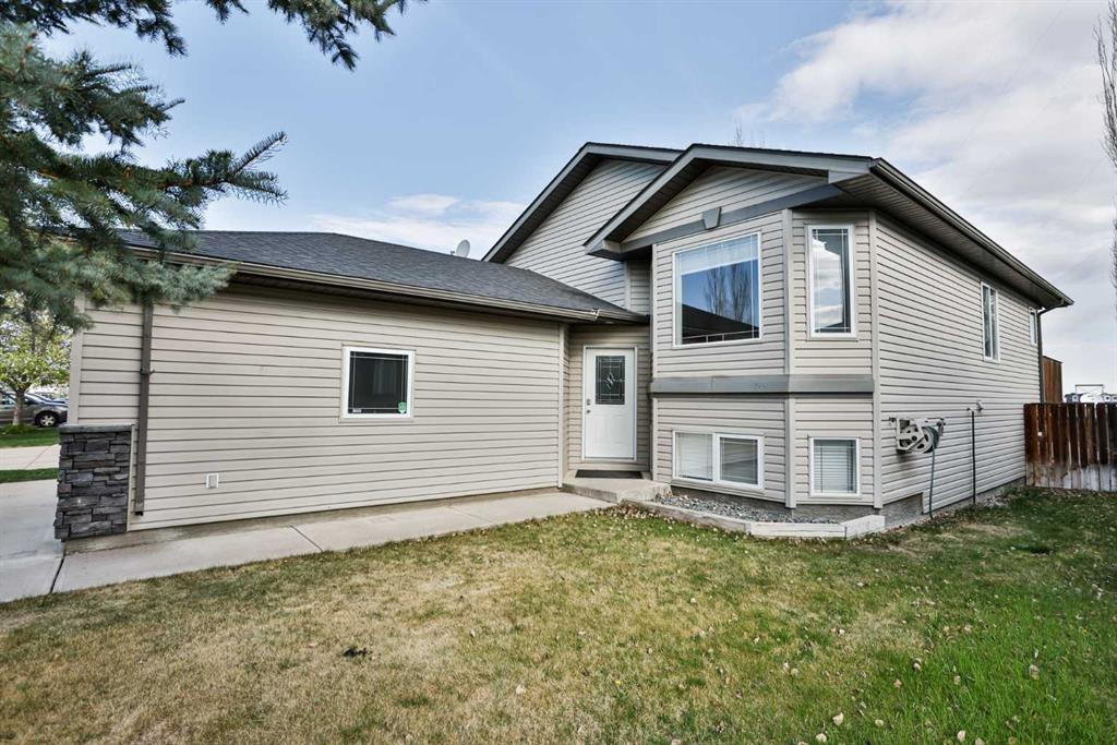 Picture for 404 Lynx Crescent N