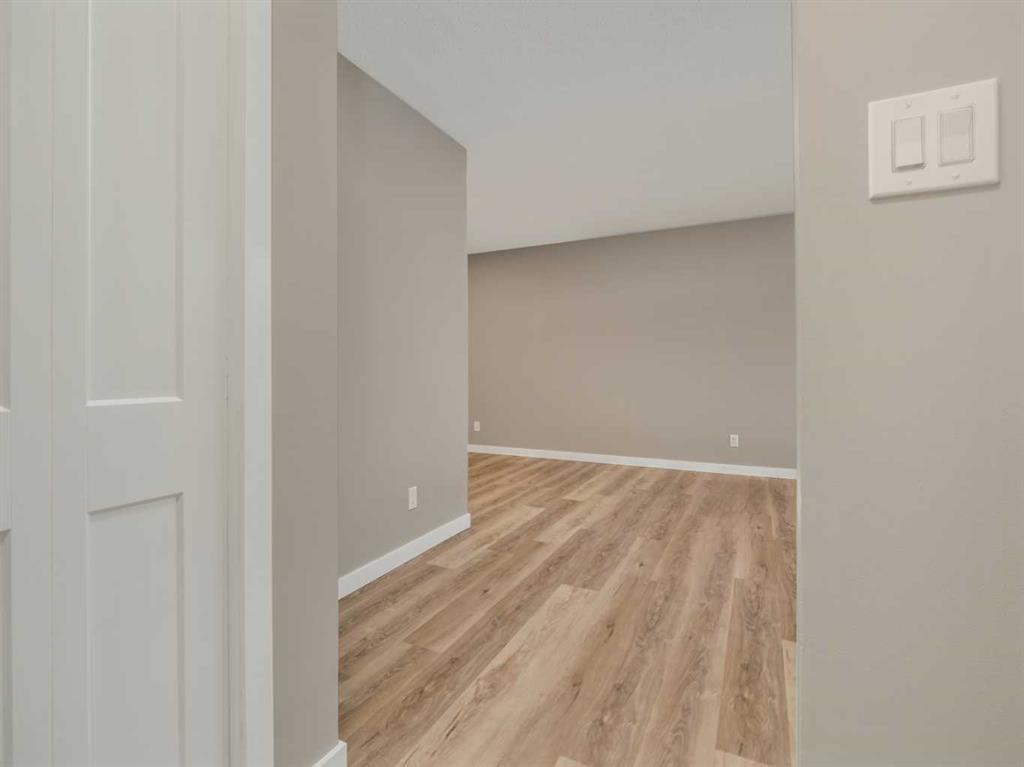 Picture for 2 Cayuga Crescent W