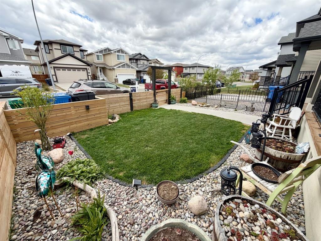 Picture for 527 Moonlight Lane W