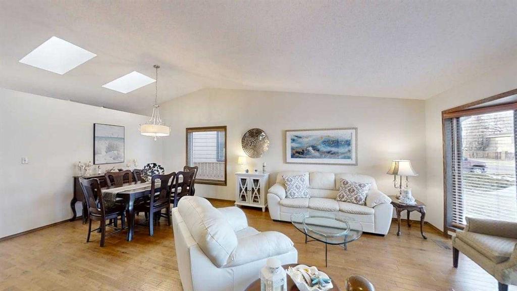 Picture for 42 Ridgewood Boulevard W