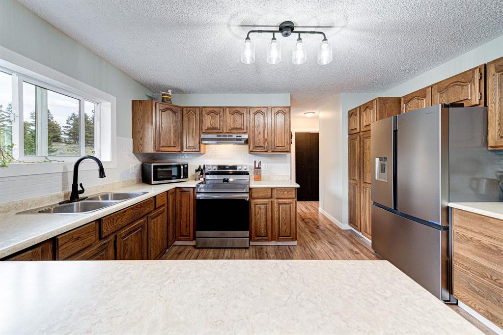 Picture for 21009 21 Avenue  https://www.cirrealty.ca/reb/ldar/3/A2260633_11.jpg