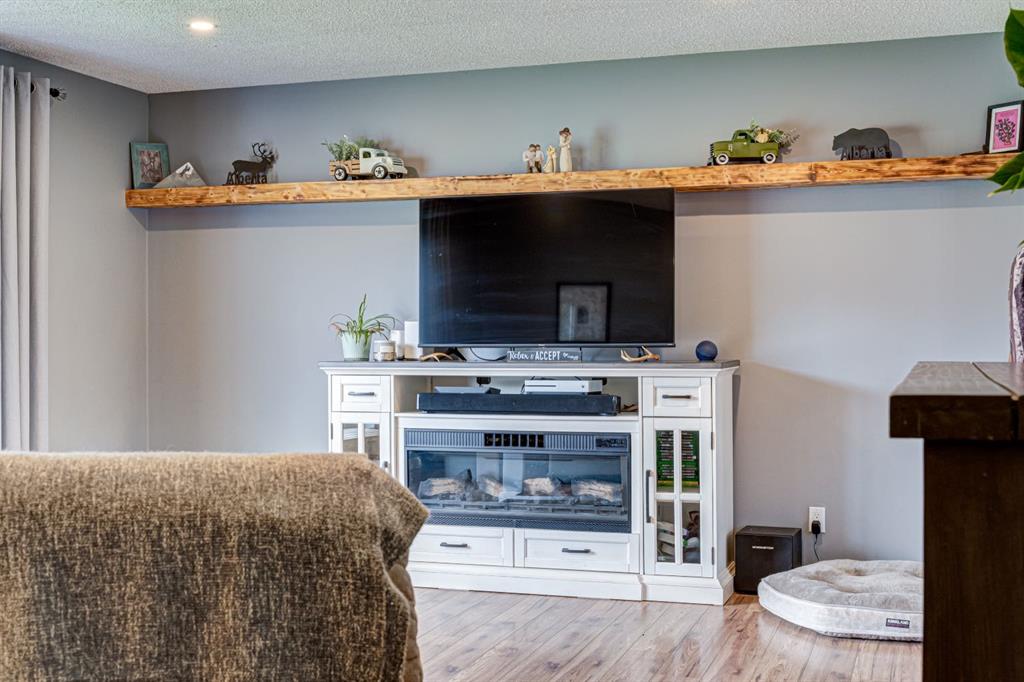 Picture for 21009 21 Avenue  https://www.cirrealty.ca/reb/ldar/3/A2260633_14.jpg