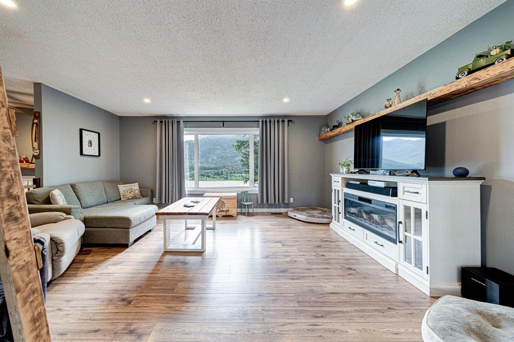Picture for 21009 21 Avenue  https://www.cirrealty.ca/reb/ldar/3/A2260633_15.jpg