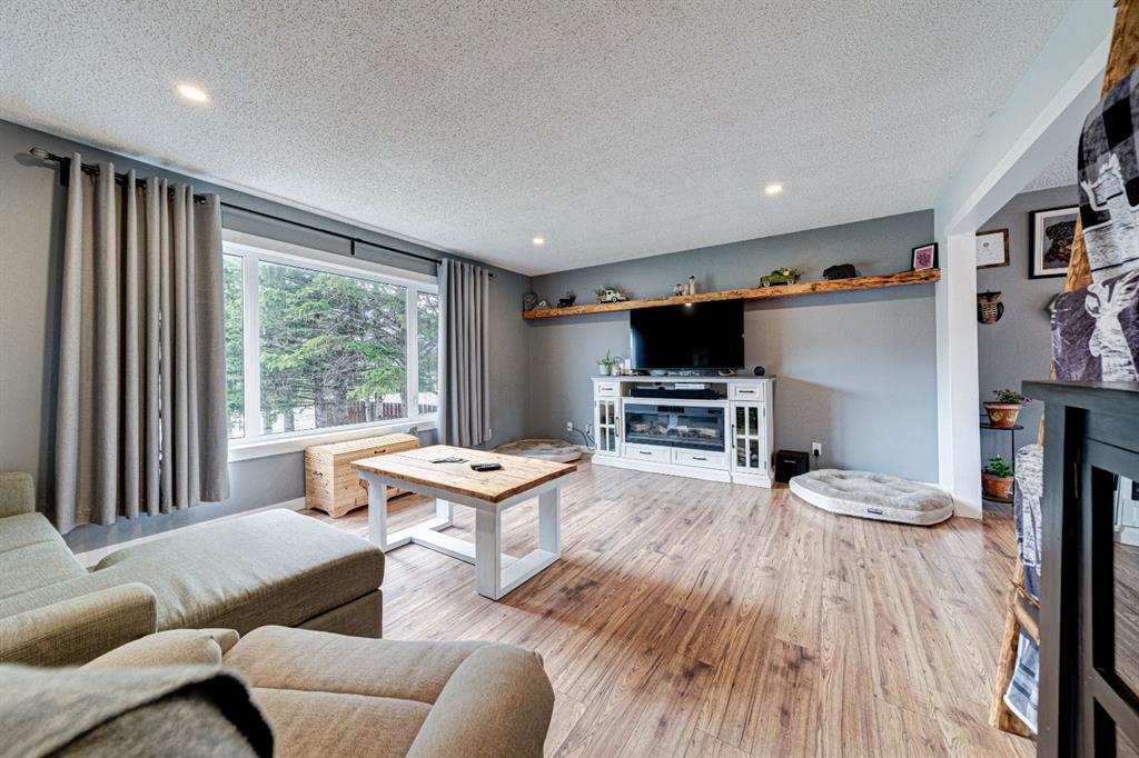 Picture for 21009 21 Avenue  https://www.cirrealty.ca/reb/ldar/3/A2260633_18.jpg