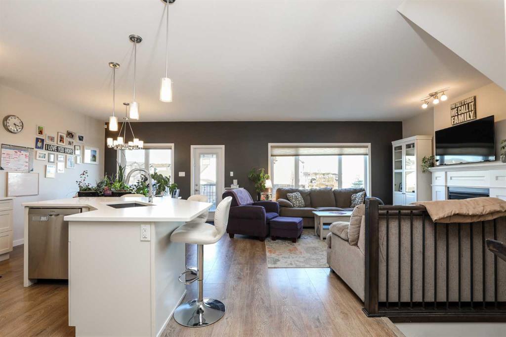 Picture for 711 Moonlight Crescent W