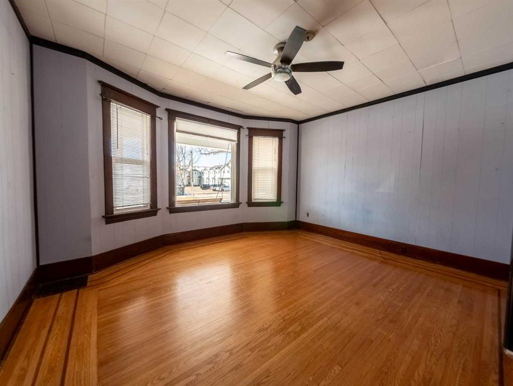 Picture for 643 8 Street S