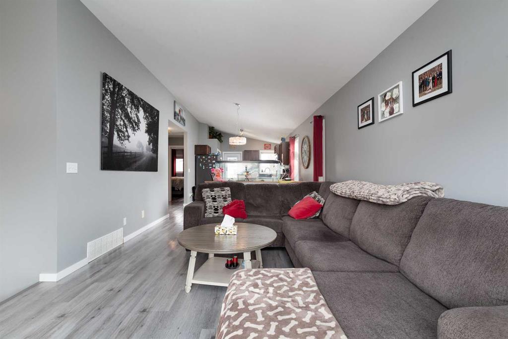 Picture for 53 St James Crescent N