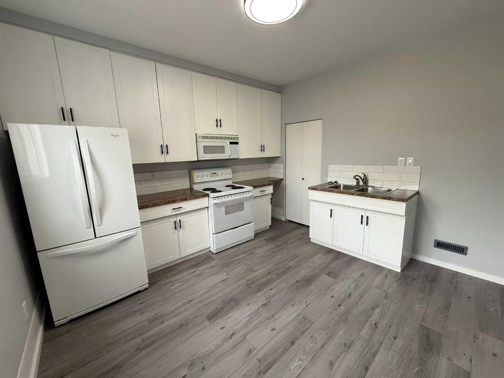 Picture for 727 8 Street S