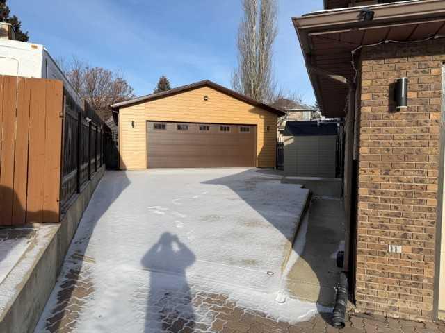 Picture for 421 Sherwood Place W