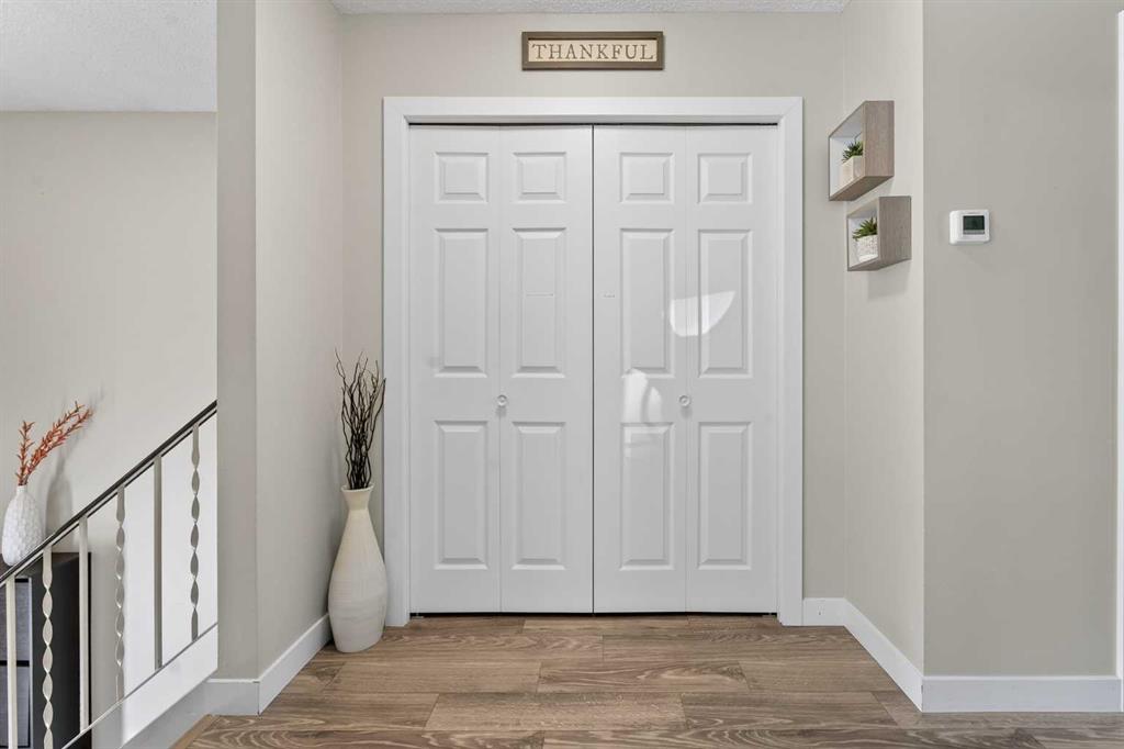 Picture for 112 Iroquois Crescent W