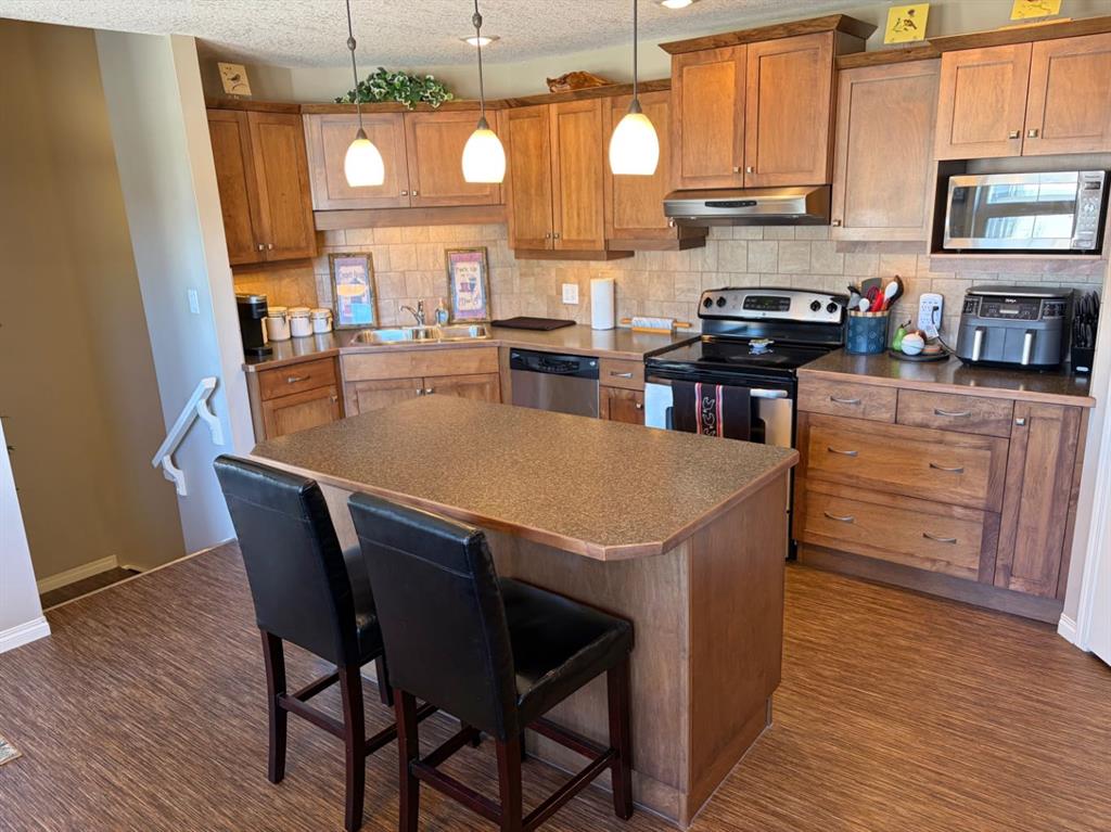 Picture for 532 Sunridge Crescent W