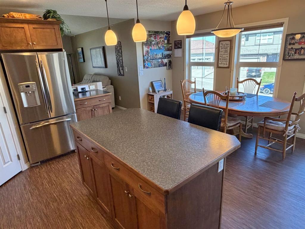 Picture for 532 Sunridge Crescent W