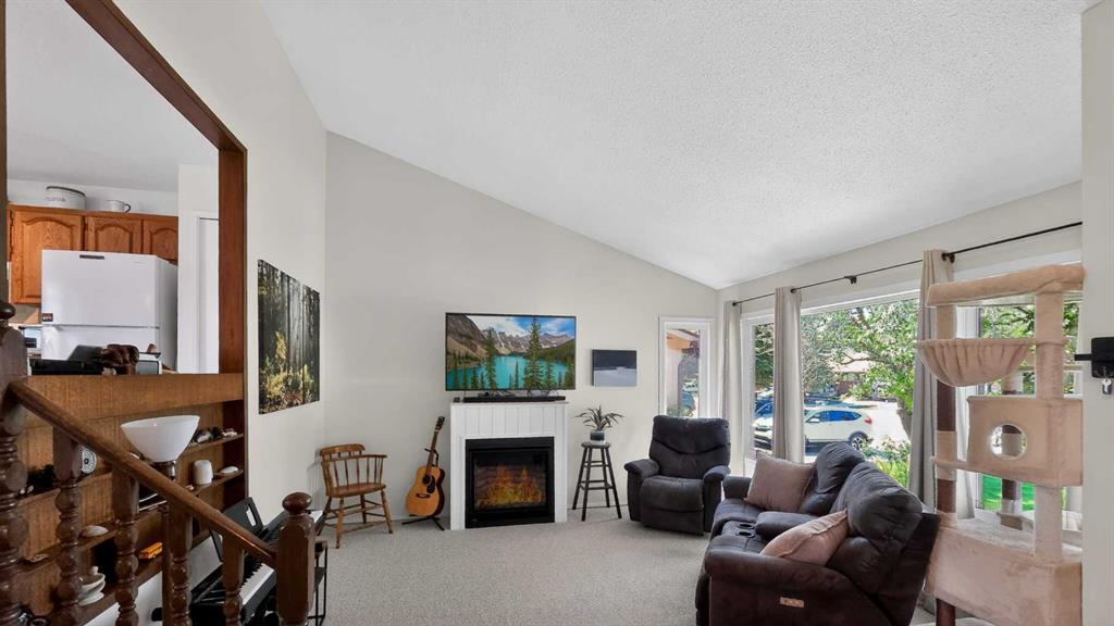 Picture for 77 Iroquois Crescent W