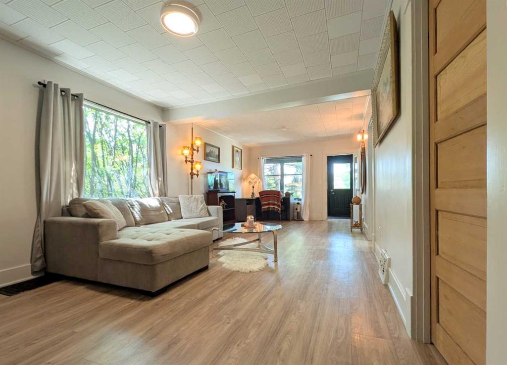 Picture for 421 12 Street N