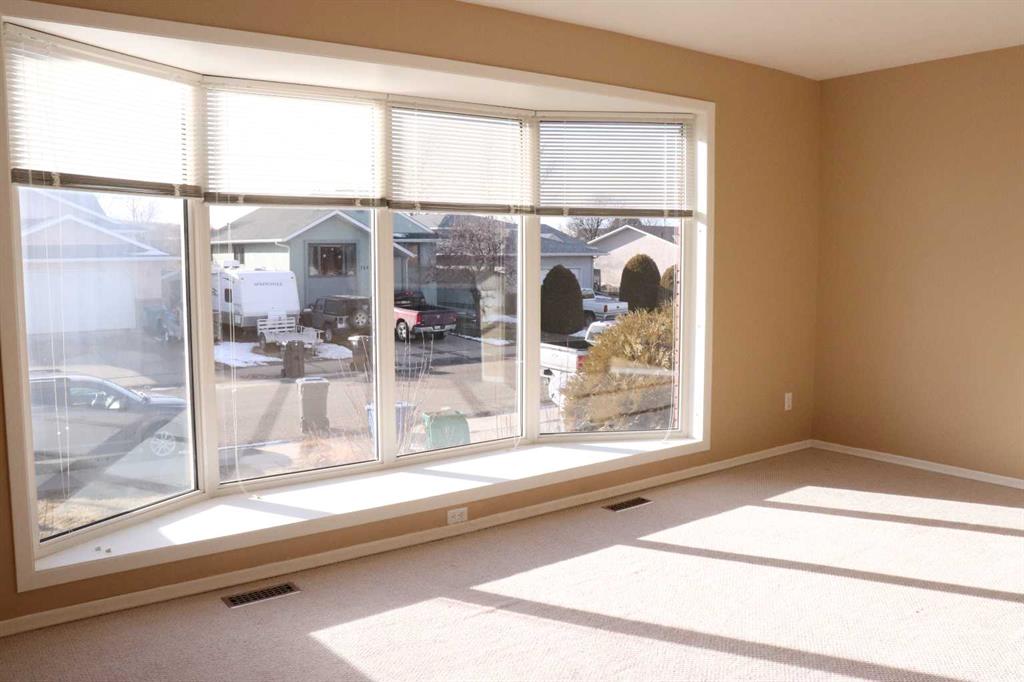 Picture for 164 Mt Crandell Crescent W