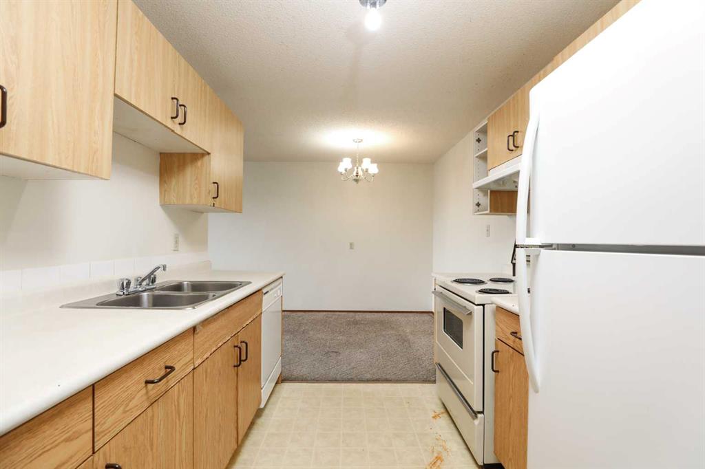 Picture for 220, 85 Foxbend Crescent N