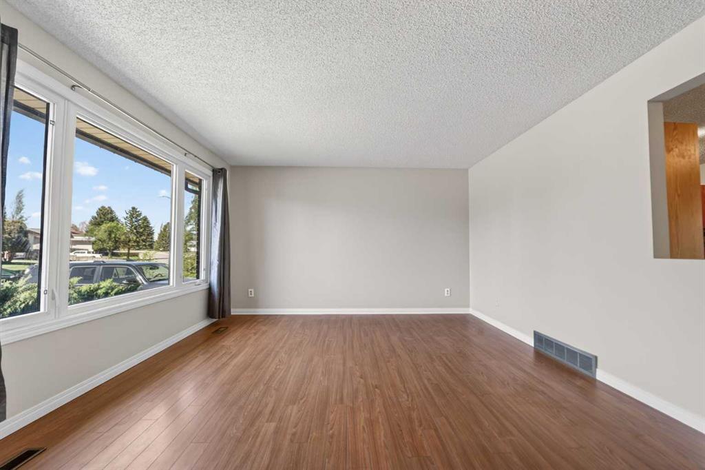 Picture for 62 Chippewa Crescent W