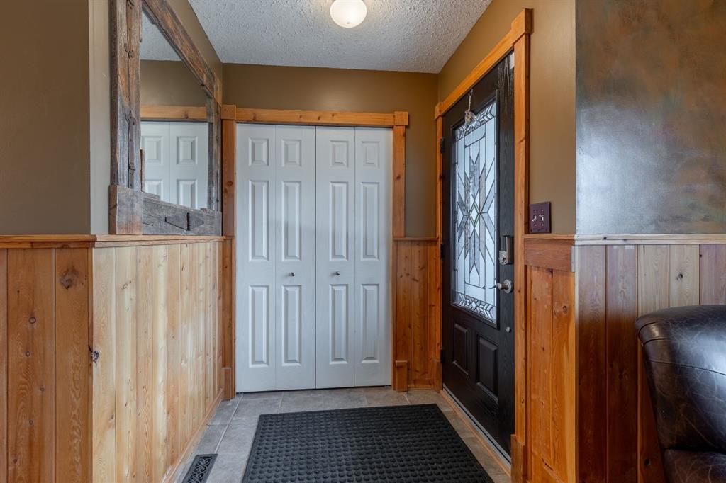 Picture for 583 8 Avenue W