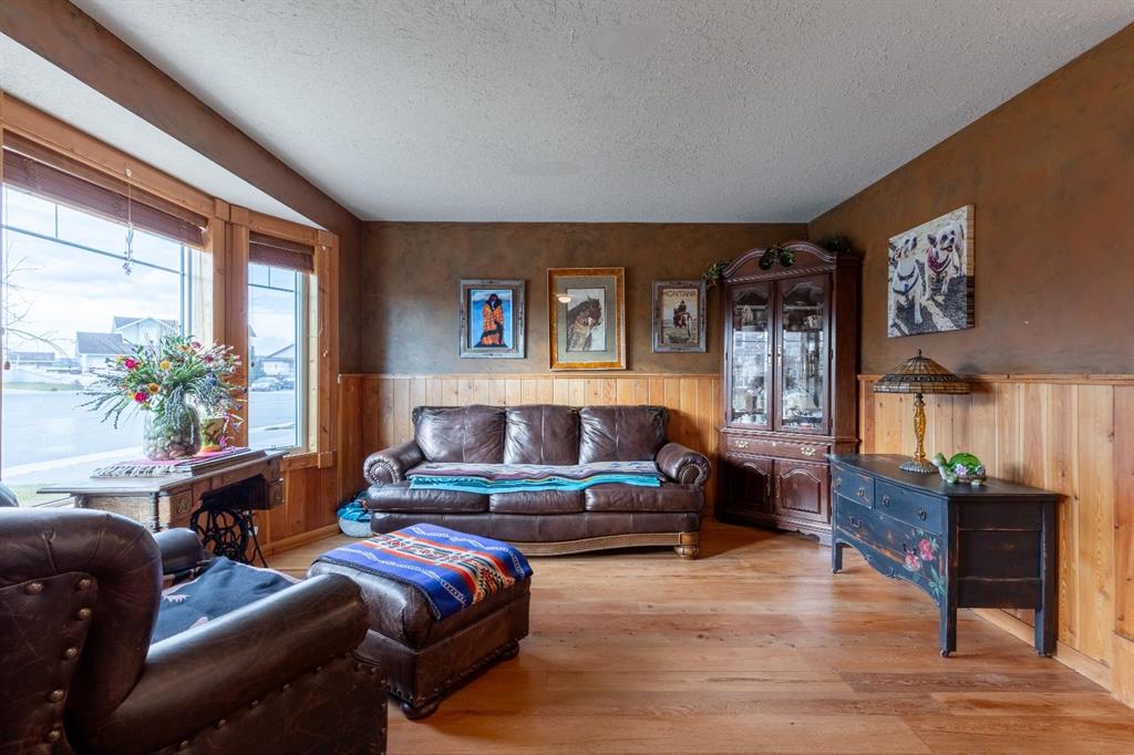 Picture for 583 8 Avenue W